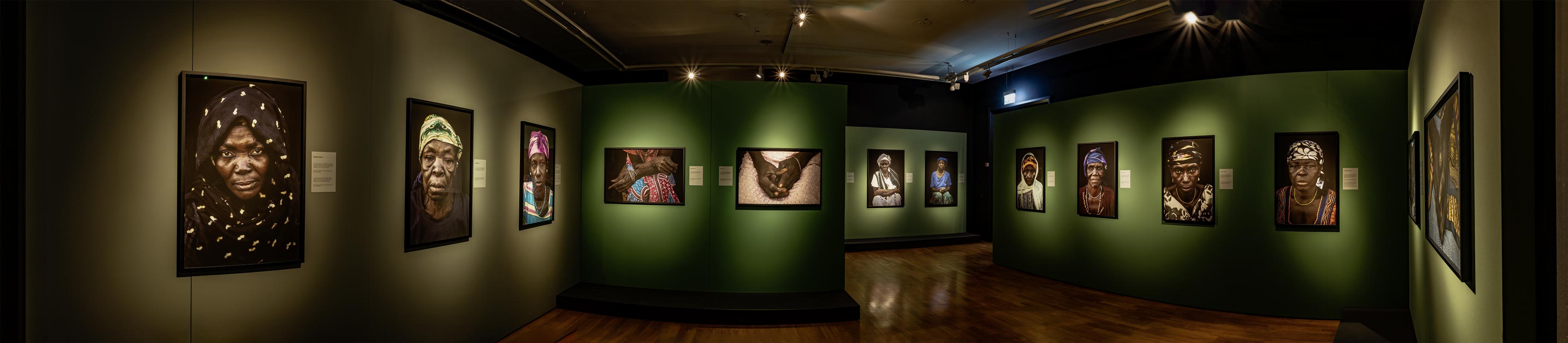 Panoramablick in Raum 27 mit weiteren Portraits und Detailaufnahmen der Hände, hier gut erkennbar ist das abgestufte Farbkonzept