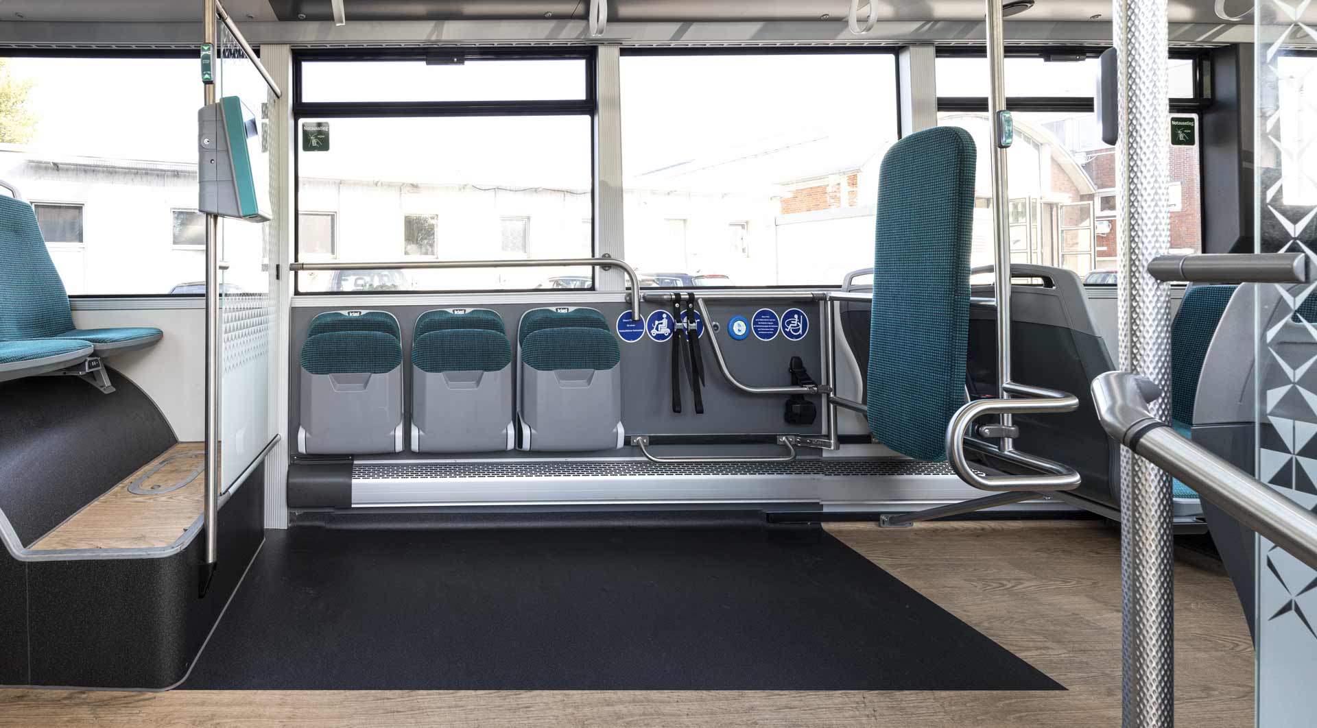 Übersicht im Innenraum, im Vordergrund Sitzgruppe vis à vis, dahinter Einstieg mit Windfängen