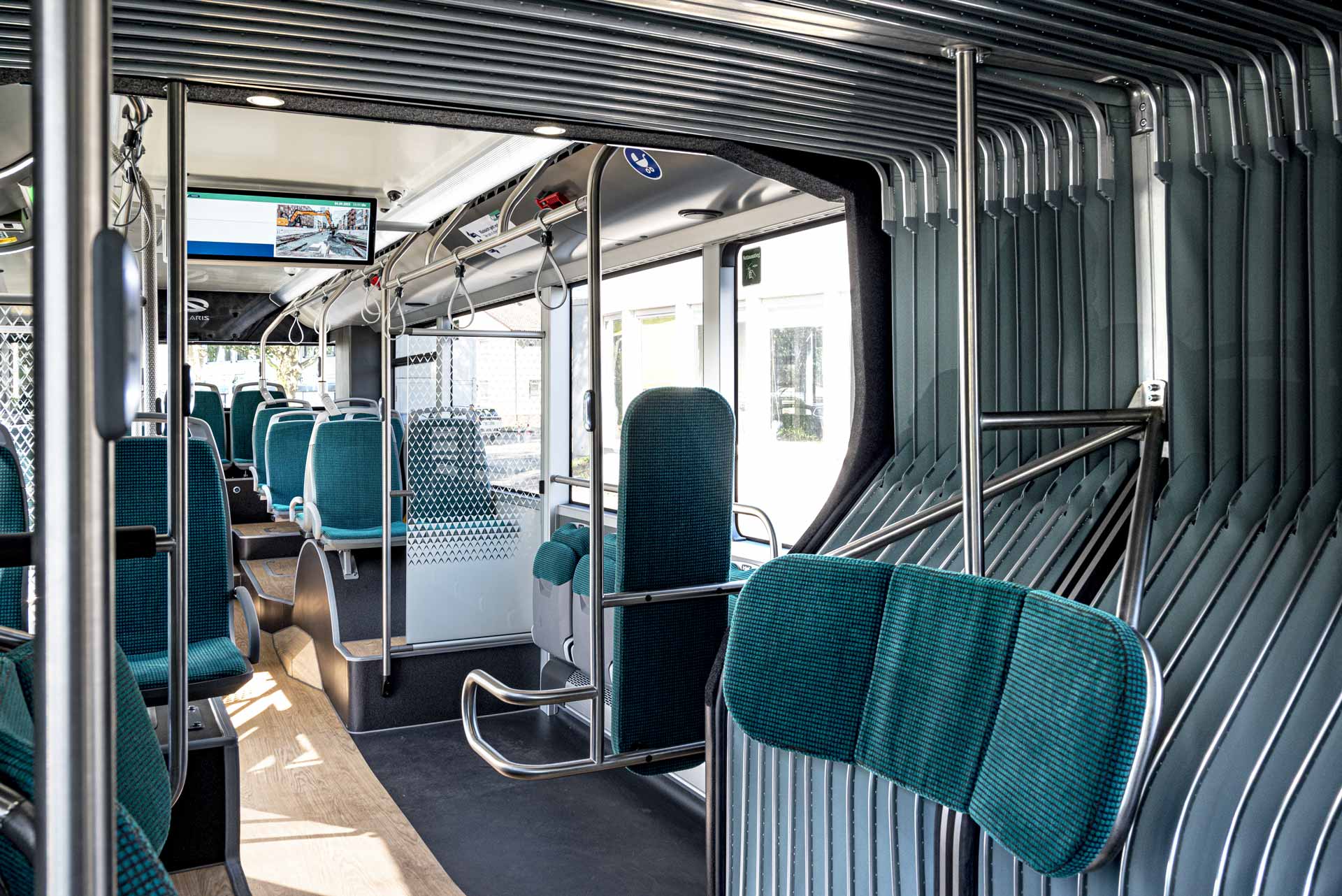 Übergang mit Faltenbalg: rechts im Vordergrund die Lehnhilfe im Drehbereich